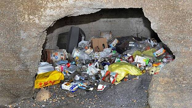 Los problemas de basura y residuos en este yacimiento arqueológico han sido cíclicos. Esta imagen se tomó en este importante enclave galdense hace más de seis años. / Fernando Ojeda.