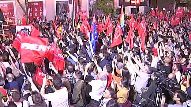 El PSOE gana las elecciones y el PP sufre una derrota histórica