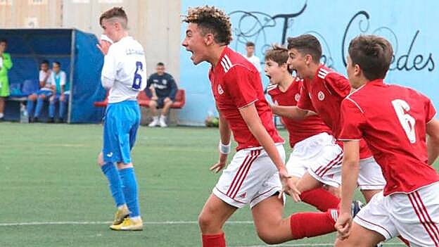 Joel salió victorioso de su pugna con Deivid, en un partido en el que Aarón celebraba así su gol.