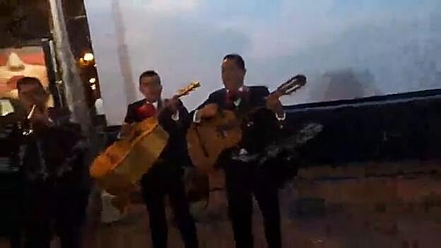 «Canta y no llores» de unos mariachis al PP