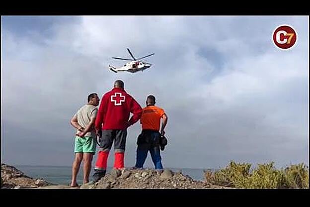Se busca a un niño que cayó de una patera