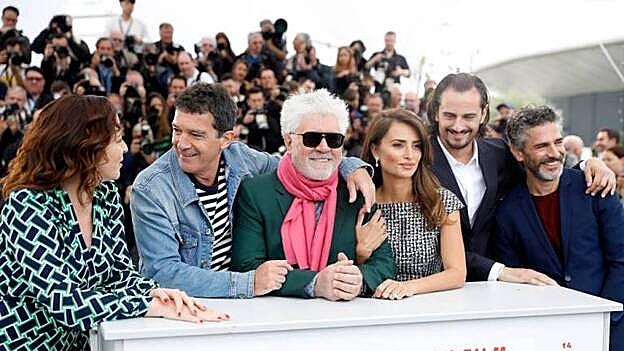 Almodóvar se deja llevar en Cannes por la emoción, los recuerdos y los besos