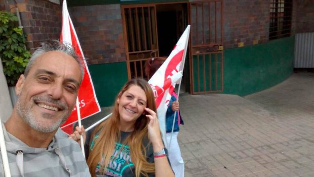 Los empleados del centro de Alzhéimer se manifiestan ante Servicios Sociales