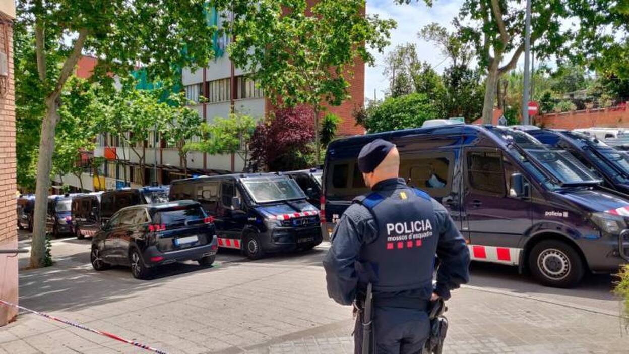 Los Mossos desalojan a 119 personas de la nave abandonada donde se rodó ‘Merlí’