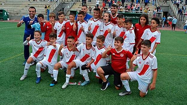 Tras el merecido empate, la plantilla del Huracán posaba así para celebrar un título que será inolvidable para ellos. /  Antonio Bermudo