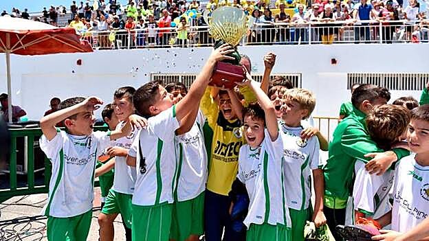 Jubilosos celebraron los jugadores benjamines del Villa Santa Brígida el título del campeón absoluto de Primera Categoría, que brindaron a sus incondicionales.