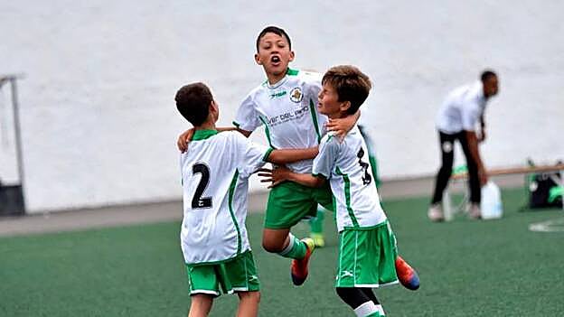 El campo Mundial 82 de Jinámar acogió una jornada festiva para los más jóvenes del fútbol en Gran Canaria. /  Antonio Martel 