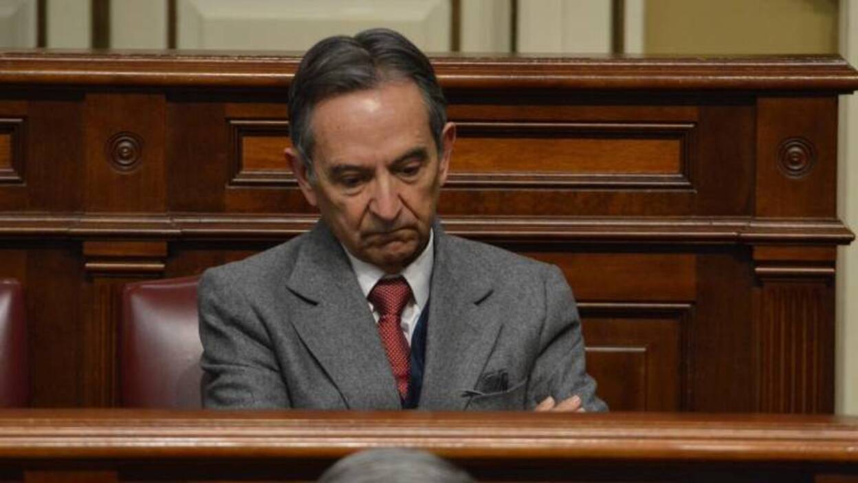 El Parlamento frena la entrega de la medalla de oro a Antonio Castro