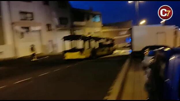 El incendio de una guagua afecta a varios coches