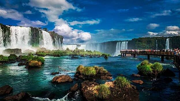 Un insuperable paisaje de lagos y montañas en Argentina.