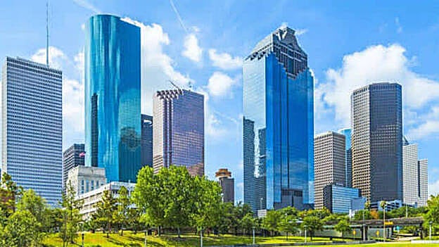 La silueta de Houston en un día soleado, Texas.