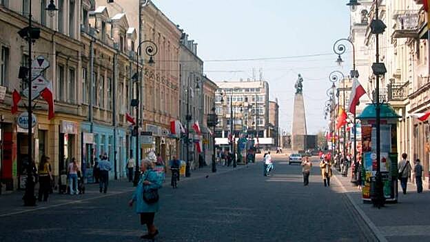 Una mañana soleada en la calle Piotrkowska, en Łódź.
