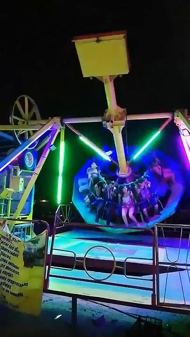 Sale volando de una atracción en un parque de México