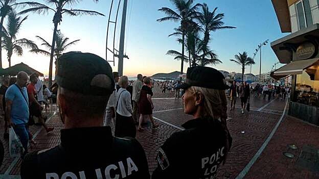 Despliegue de la Policía Local en Las Canteras al atardecer del domingo en las horas previas a los fuegos. /  @PoliciaLPA
