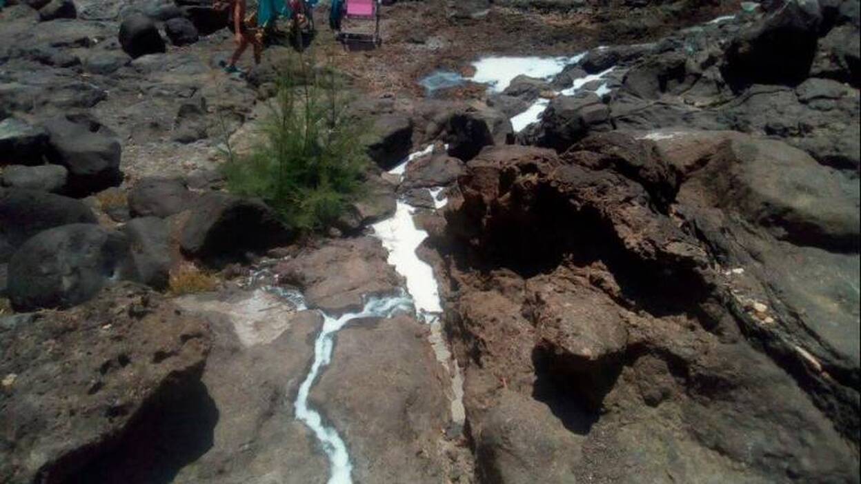 Vertido en la costa de Taliarte