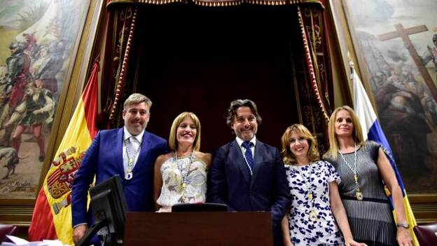 Jorge González, Esther González, Gustavo Matos, Rosa Dávila y Luz Reverón conforman la Mesa del Parlamento de Canarias.