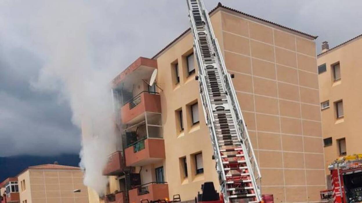 Dos mujeres graves tras un incendio en un edificio de Güimar