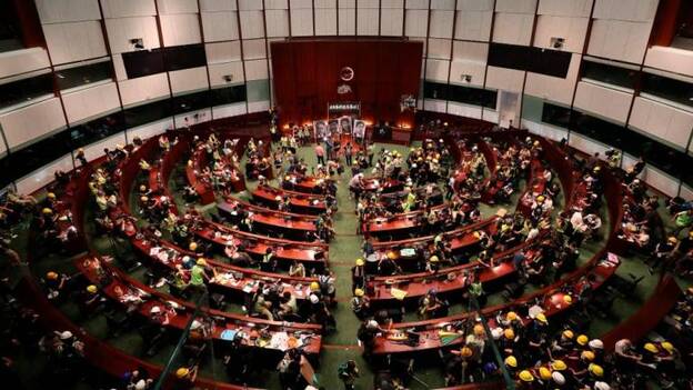 La marcha de Hong Kong acaba en un inédito asalto popular al Parlamento