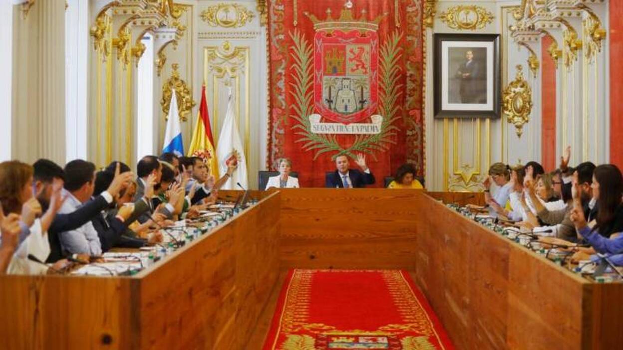 El tripartito justifica el máximo legal de cargos de confianza