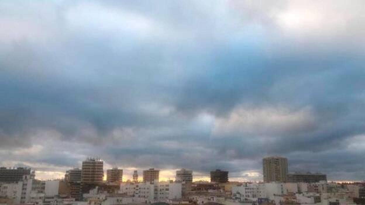 Cielos nubosos en el norte de las islas de más relieve