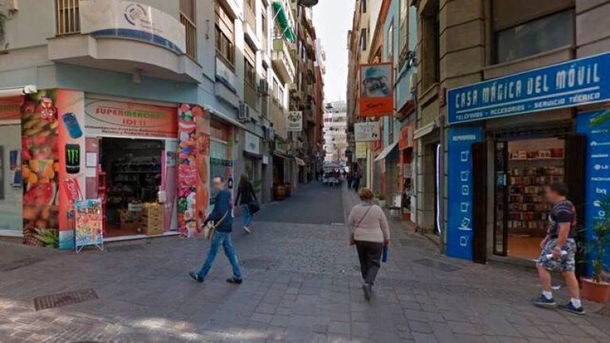 Una herida tras caerle parte de un balcón