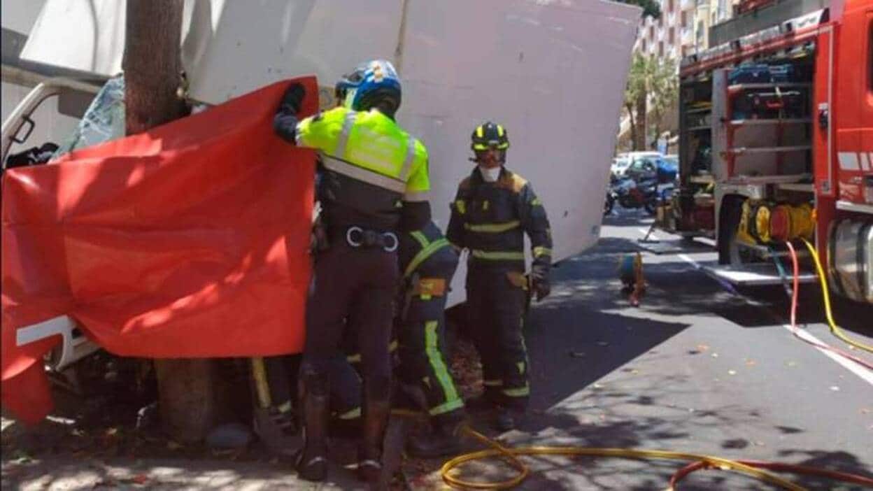 Herido grave un hombre tras chocar con su coche contra un árbol en Santa Cruz de Tenerife