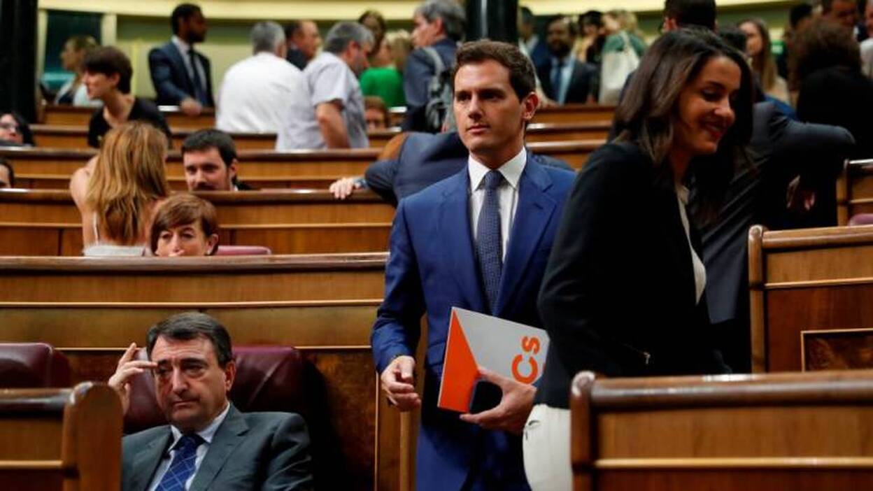 Rivera recalca a Sánchez que España «no es un botín a repartirse»