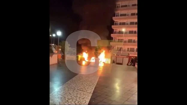 ‘Celebran’ la quema de un coche y contenedores en Plaza Maspalomas