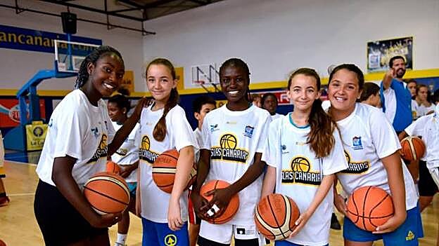En la imagen, las sonrisas de Judith, Miriam, Mariama, Irene y Xiomara en el Campus de Verano del SPAR Gran Canaria.