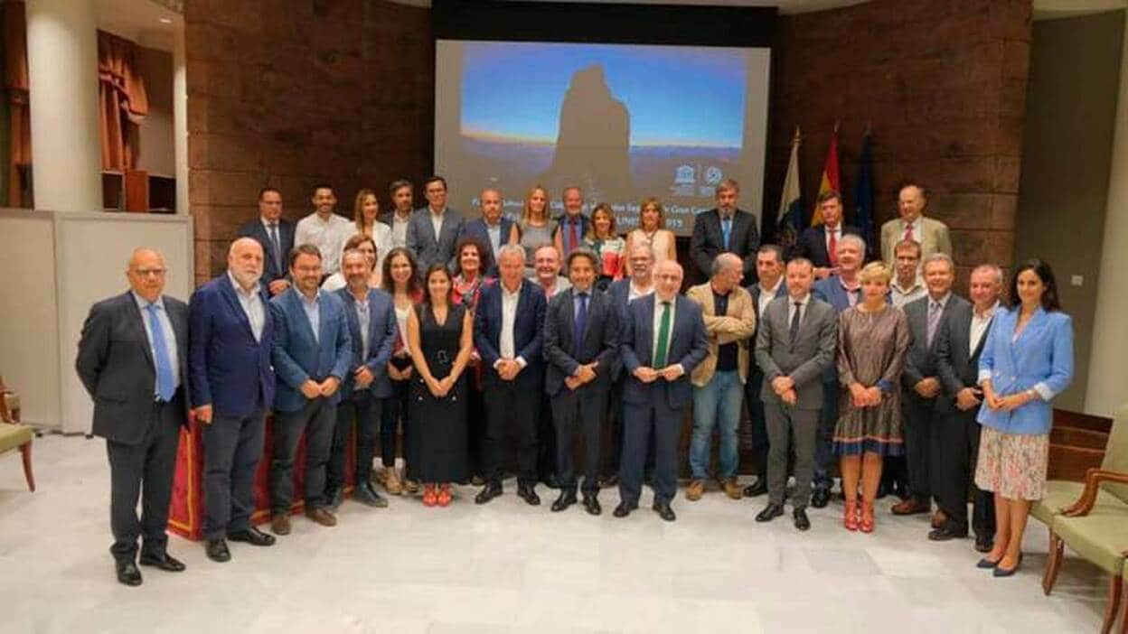 El Parlamento rinde homenaje a Risco Caído