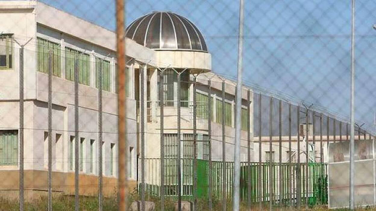 Un preso se atrinchera y hiere a 7 funcionarios