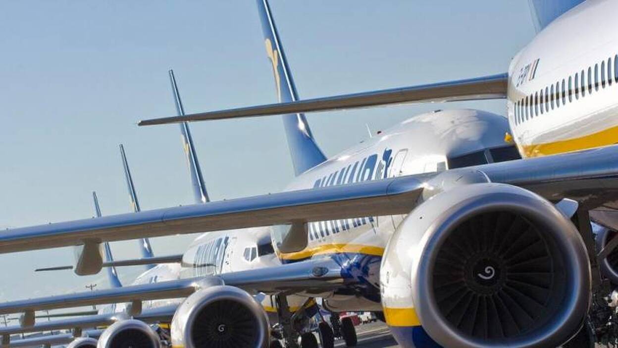 Tripulantes de cabina de Ryanair convocan huelga por el cierre de bases canarias