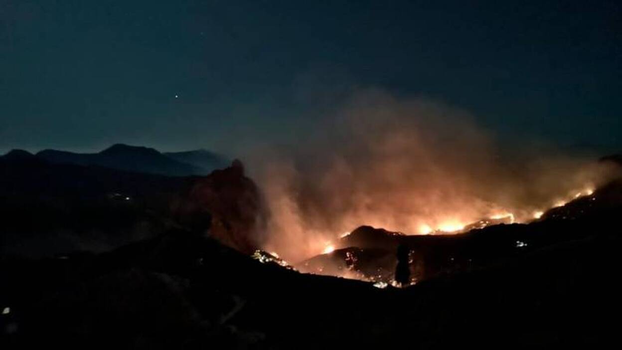 Atasco en la zona evacuada de la cumbre