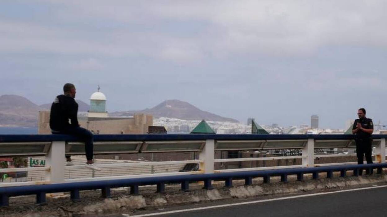 Amenaza con saltar del puente Julio Molo