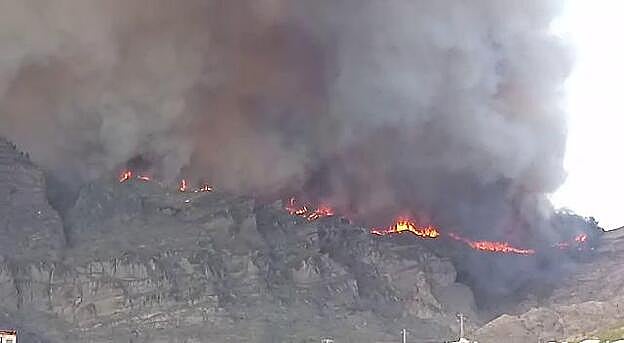 El incendio avanza hacia la Cruz de Tejeda