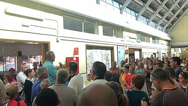 Momento en el que el alcalde comunica que pueden volver a casa