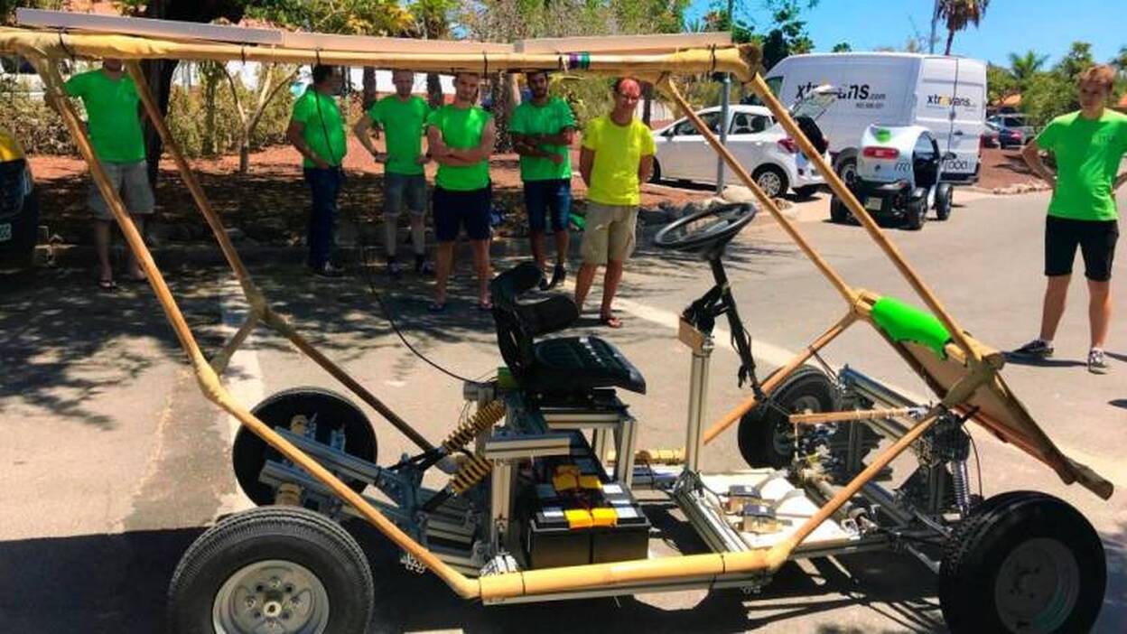 Un coche ecológico hecho con bambú