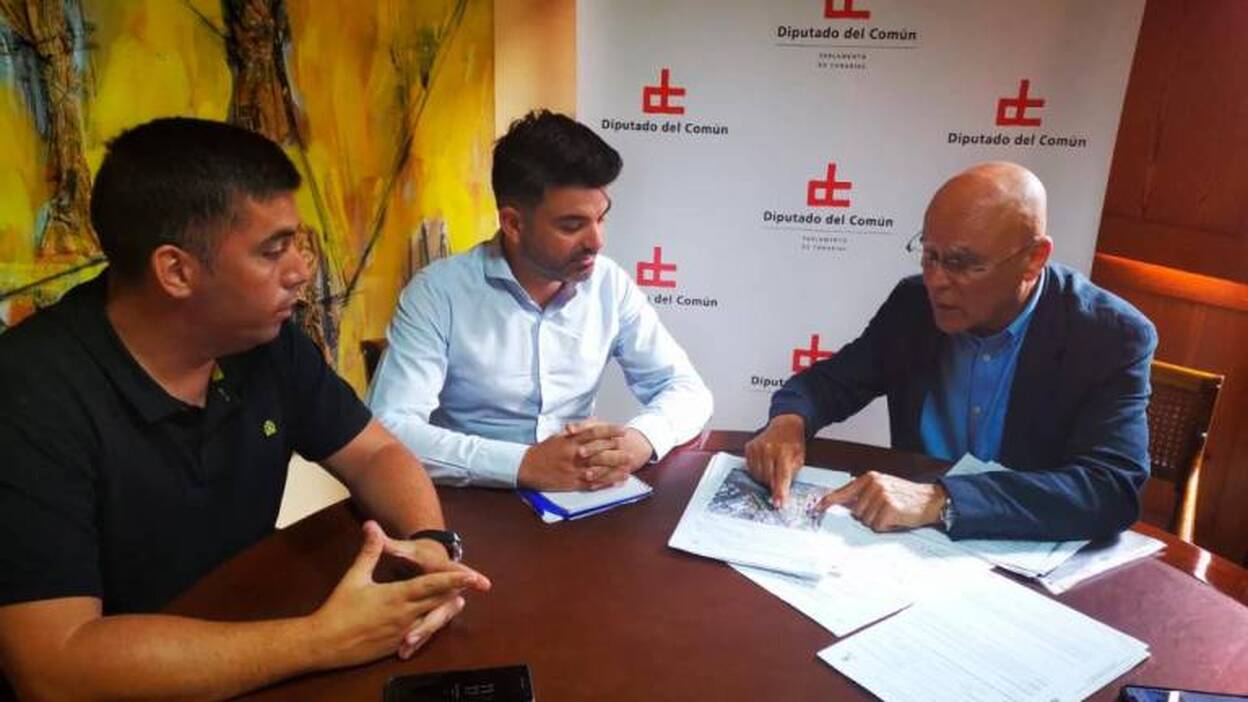 Yanes compromete al alcalde a visitar la urbanización Bellavista
