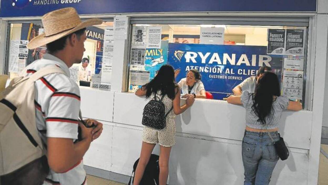 Ryanair «incumple» los servicios mínimos impuestos por Fomento