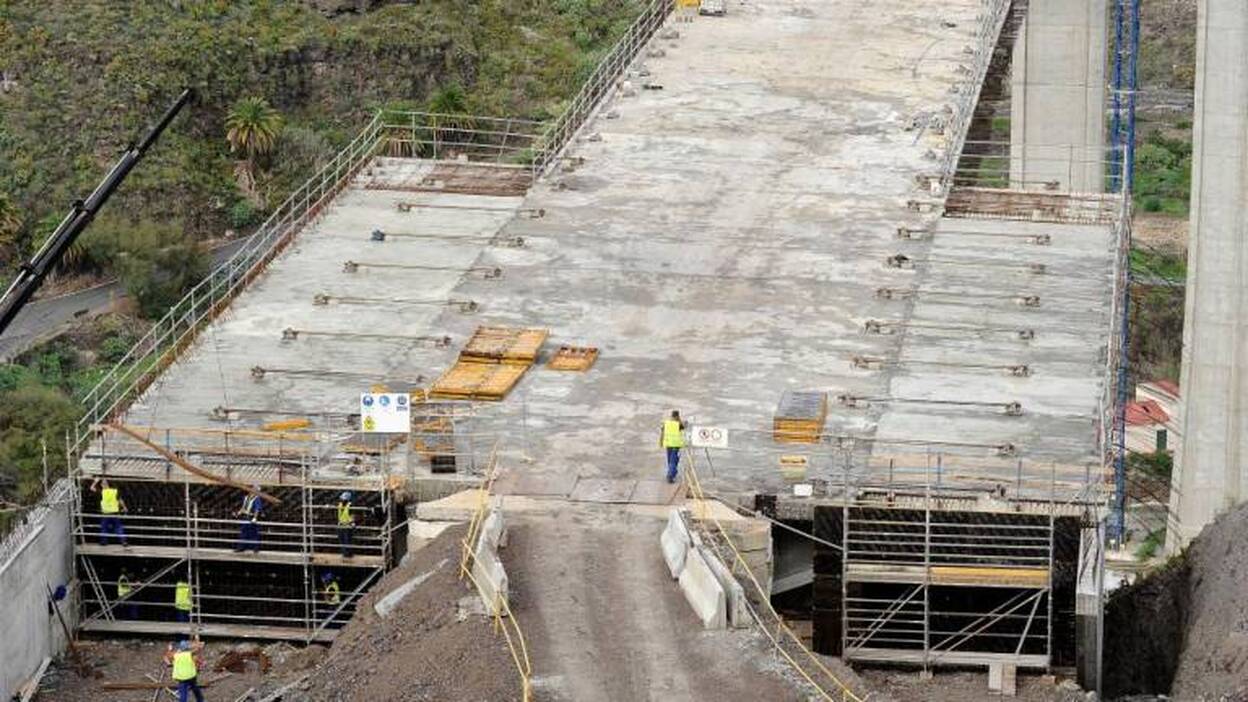 Canarias busca amarrar el traspaso de los 500 millones de carreteras