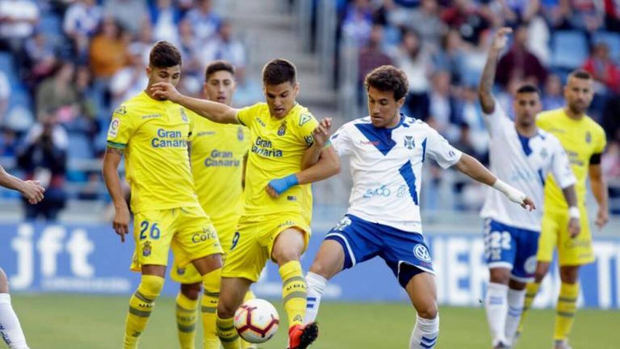 El irregular comienzo de Tenerife y Las Palmas marca el madrugador derbi