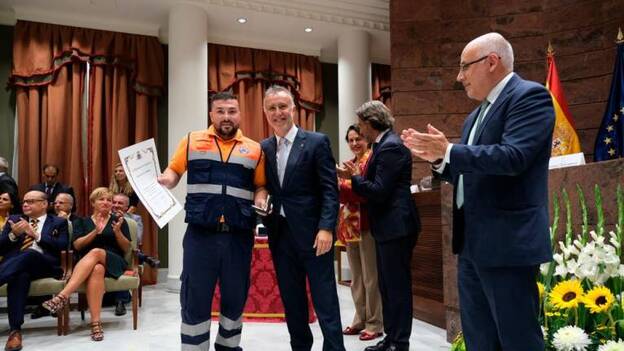 El Parlamento reconoce a «quienes lo dieron todo» en el incendio de Gran Canaria
