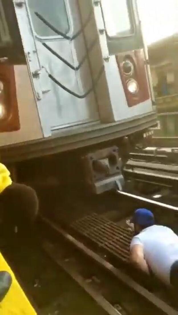 Se lanza con su hija a las vías del metro en Nueva York