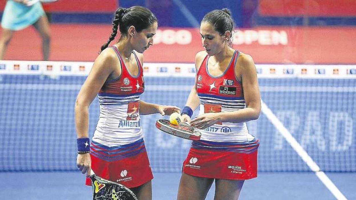 Visita de lujo al Barceló de las gemelas Alayeto