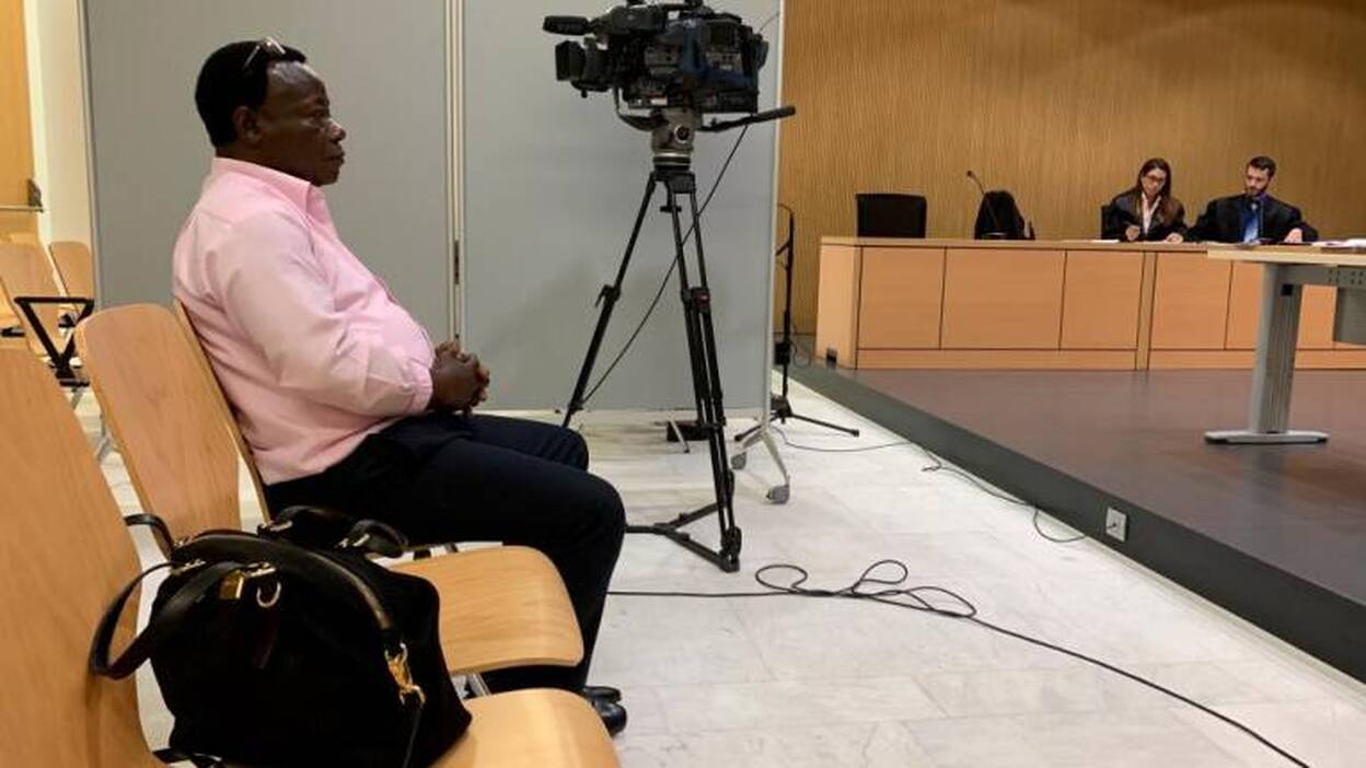 «Me intimidaba para que hiciera lo que me pedía»