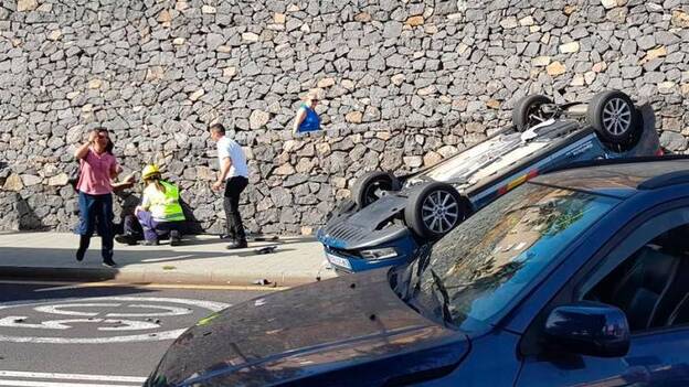 Dos policías heridos al volcar su coche patrulla en Tenerife