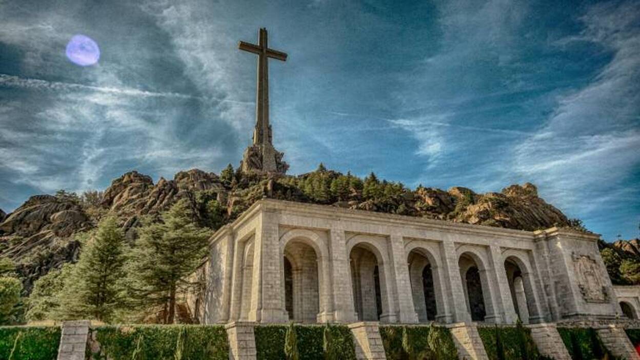 El Supremo despeja el camino para exhumar a Franco y el prior se resiste