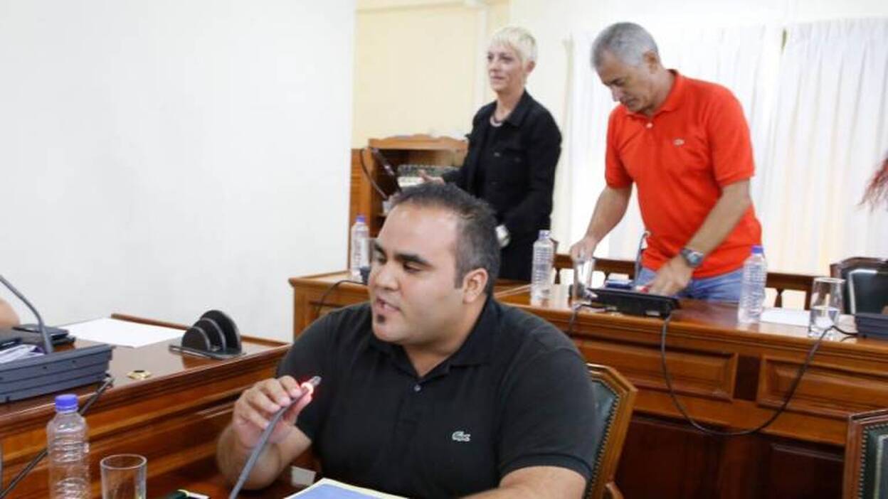 CC pide investigar a la empresa de la pareja del consejero de los Centros