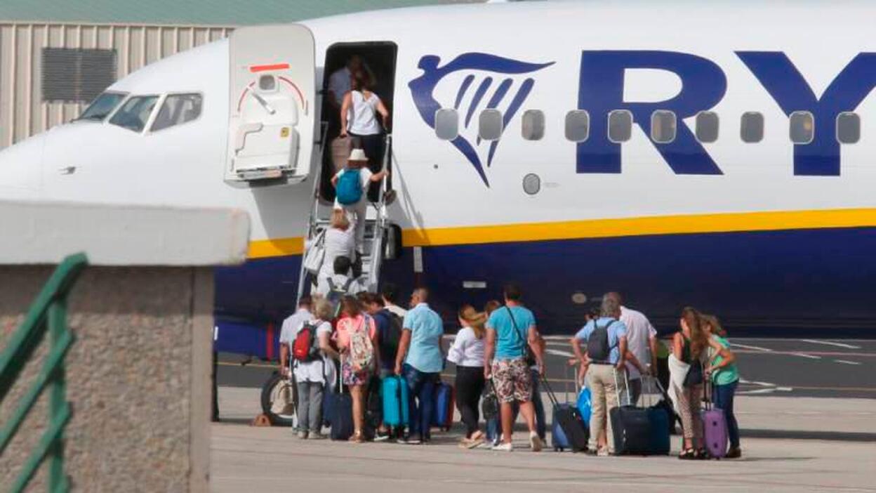 Ryanair sigue adelante con el cierre de sus bases en el archipiélago
