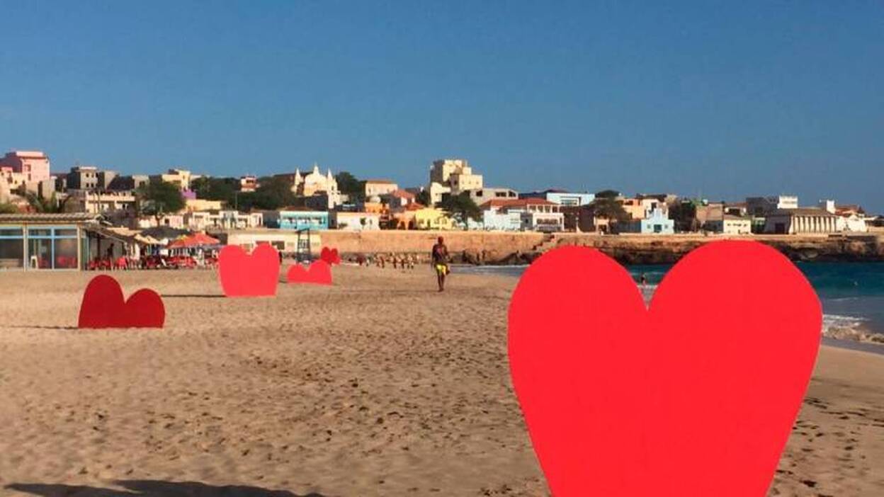 Los corazones del artista canario Guardia aterrizan en Cabo Verde